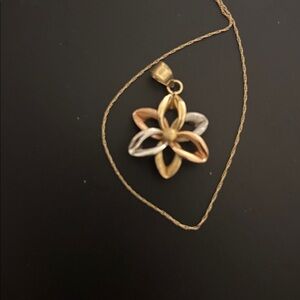 Elegant Multicolor Flower Pendant Necklace